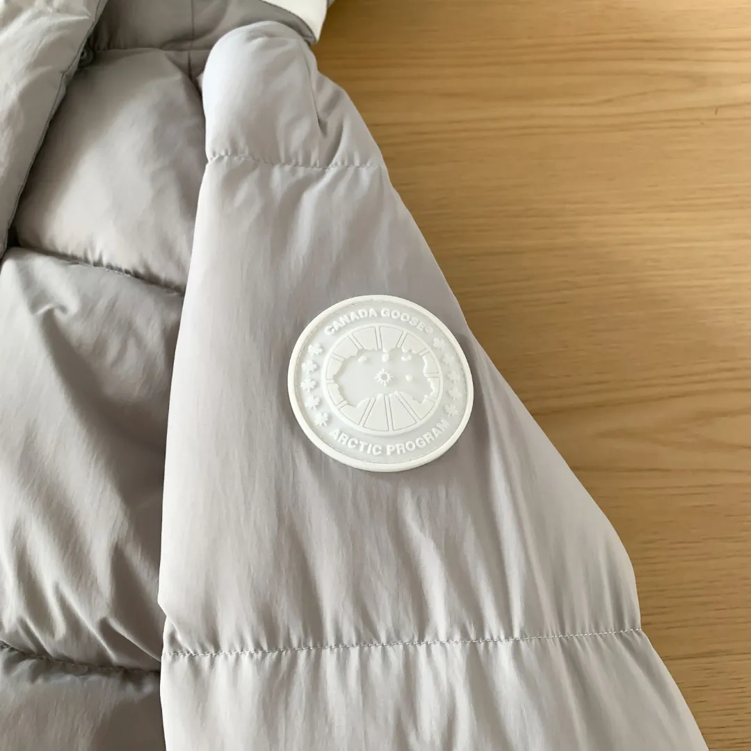 [Moonlight Lime] Style number: Y 109 𝘾𝘼𝙉𝘼𝘿𝘼 𝙂𝙊𝙊𝙎𝙀/Canada Goose 2602LB 1 Capsule Series Macaron Parka Size: XS S M L XL Down: National standard 80% white duck down, light weight and strong warmth retention. Fabric: Made of soft Endura Luxe fabric and CORDURA imported from Du Pont Company of the United States, which enhances the durability of easy-to-wear parts, is lightweight and durable; the inner liner is made of T anti-velvet gallbladder, which is comfortable, soft and non-velveting.